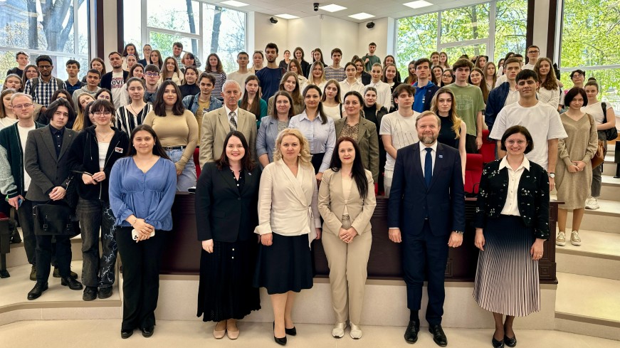 Le Secrétaire Général adjoint du Conseil de l'Europe plaide en faveur de l'égalité de genre en République de Moldova