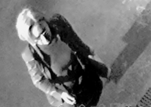 Photo: image CCTV d'Anna Politkovskaya au moment où elle entre dans le bâtiment où l'attend son meurtrier