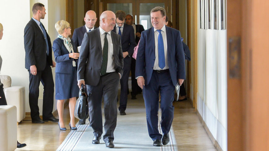 Премьер-министр Латвии Марис Кучинскис с Комиссаром по правам человека Нилсом Муйжниексом (слева) ©Latvia State Chancellery