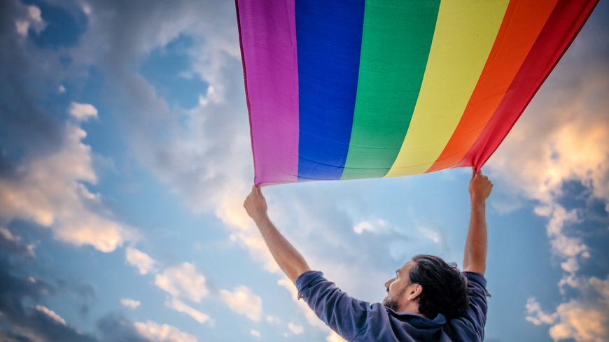 Junge LGBTI-Personen müssen vor Gewalt zu Hause und in der Öffentlichkeit geschützt werden – während der Krise und prinzipiell