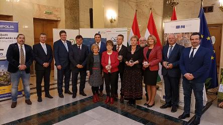 Six municipalités hongroises reçoivent le Label européen d'excellence en matière de gouvernance (ELoGE) lors d'une cérémonie qui célèbre l'innovation dans la prestation de services locaux