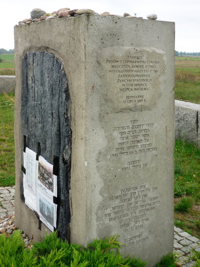 Les monuments commémoratifs représentant des garanties essentielles pour que l’histoire et ses graves violations des droits de l’homme ne se reproduisent pas. Le monument sur la photo ci-dessus a été inauguré en 2001 par les autorités polonaises pour commémorer le massacre des Juifs à Jedwabne en 1941.