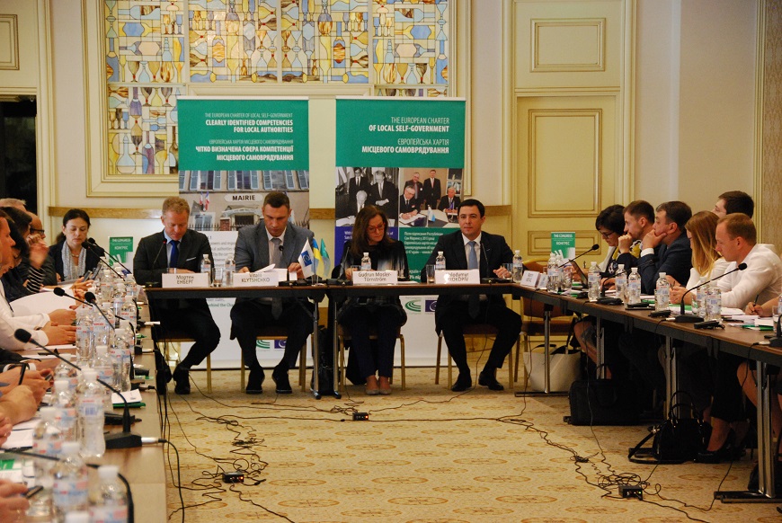Українські міські голови та депутати обговорюють добре врядування в містах- метрополіях