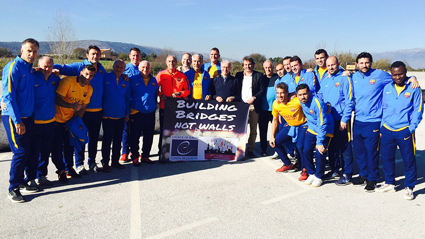 Une équipe d’anciens joueurs du FC Barcelone entreprend un voyage de solidarité en Grèce pour les réfugiés