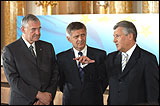 De g. à d. : Terry Davis, Secrétaire Général du Conseil de l'Europe, Marek Belka, Premier Ministre de Pologne et Aleksander Kwasniewski, Président de la Pologne