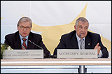 De g. à d. : René van der Linden, Président de l'Assemblée Parlementaire, et Terry Davis, Secrétaire Général du Conseil de l'Europe