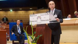 Bernard Cazeneuve: la democrazia non è un modello predefinito, essa si reinventa e si ricrea Bernard Cazeneuve: la democrazia non è un modello predefinito, essa si reinventa e si ricrea