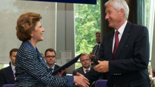 Le Secr&eacute;taire G&eacute;n&eacute;ral Thorbj&oslash;rn Jagland et la Commissaire europ&eacute;enne Androulla Vassiliou apr&egrave;s la signature d&rsquo;une d&eacute;claration conjointe