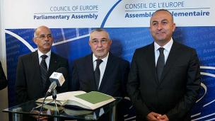 Abdelwahed RADI, Pr&auml;sident des Repr&auml;sentantenhauses des marokkanischen Parlaments (in der Mitte), Mohamed SCHEICH BIADILLAH, Pr&auml;sident der Ratskammer des marokkanischen Parlaments (links) und Mevl&uuml;t Cavusoglu, Pr&auml;sident der Parlamentarischen Versammlung (rechts)