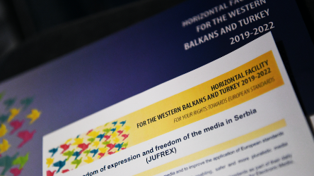 Soutien à la liberté d'expression en Serbie : signature d'une convention de subvention avec l'Académie judiciaire