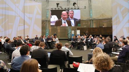 Un responsable du Conseil de l'Europe prend la parole lors d'un événement clé sur la gouvernance de l'internet à Berlin.