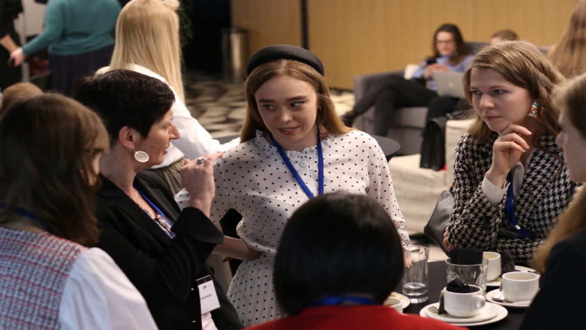 Peu avant la Journée internationale des droits des femmes, des femmes politiques éminentes des régions russes mentorent des futures femmes dirigeantes