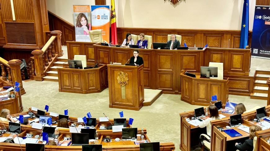 Le Parlement moldave entame des discussions législatives pour lutter contre la violence digitale à l'égard des femmes