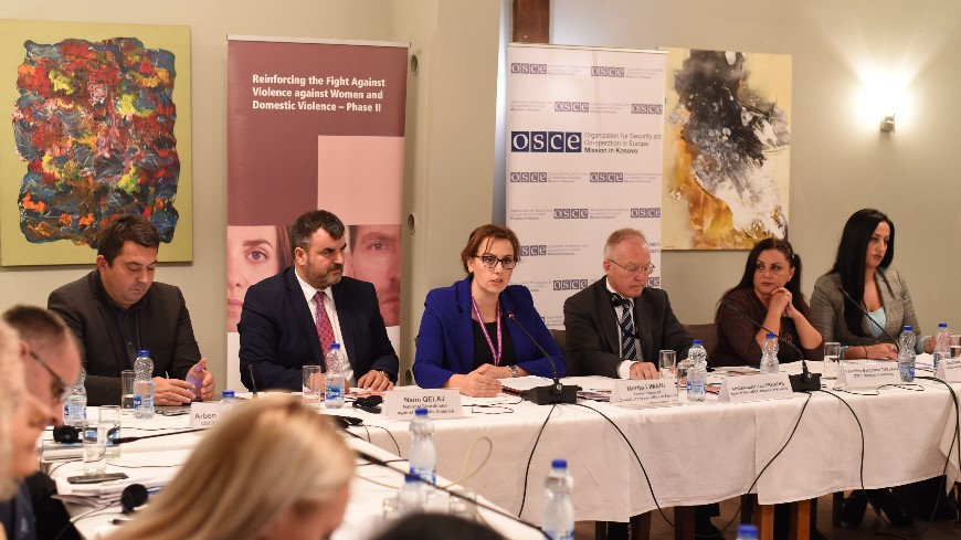 Sensibilisation à la violence à l'égard des femmes et à la violence domestique : travailler avec les médias au Kosovo*