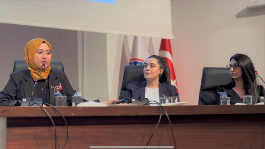 Vers la justice : une conférence souligne la nécessité d'adopter des approches sensibles au genre dans le cadre de la reconstruction après le tremblement de terre en Türki̇ye