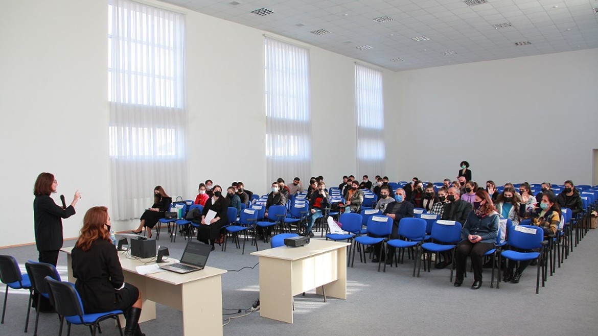Atelier sur les stéréotypes de genre et la violence à l'égard des femmes dans une école d’un village azerbaijanais