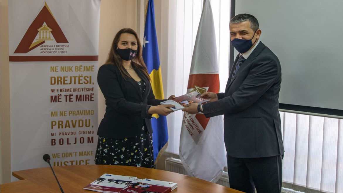 Nouveau programme de formation pour procureur-e-s et juges afin de lutter contre la violence à l'égard des femmes et la violence domestique au Kosovo*