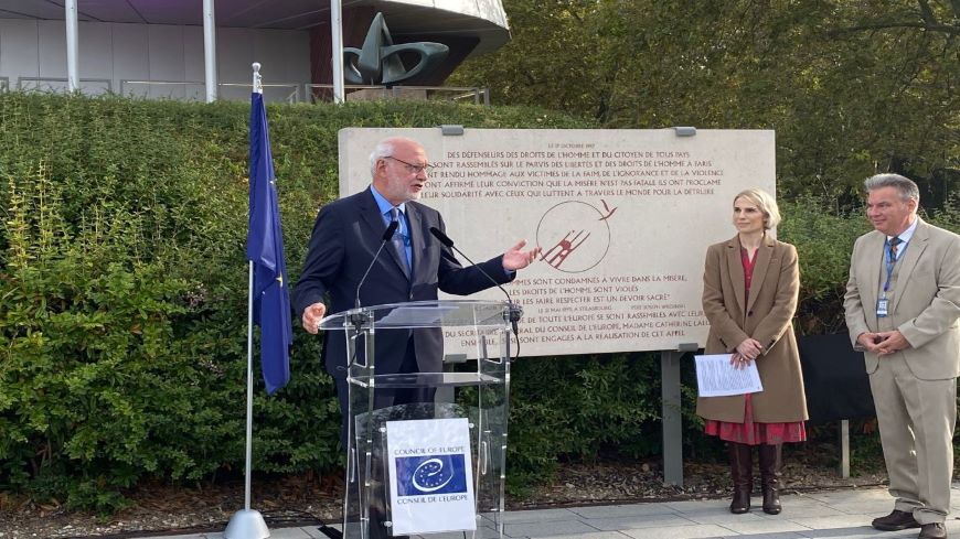 Ceremony around the replica of the commemorative stone in memory of the victims of poverty