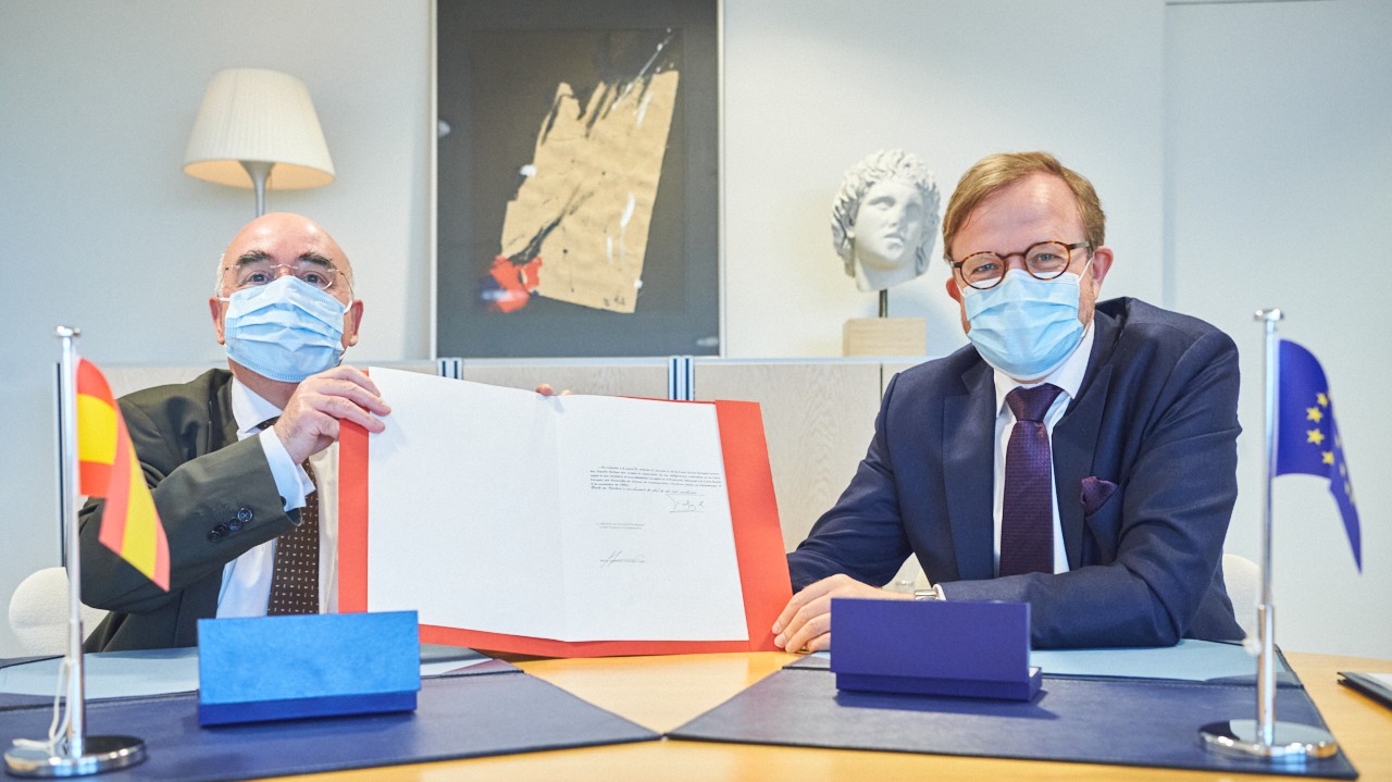 Ambassador Manuel Montobbio, Permanent Representative of Spain to the Council of Europe, and Bjørn Berge, Deputy Secretary General of the Council of Europe