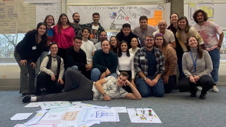 Towards better youth work in times of crisis through emergent design