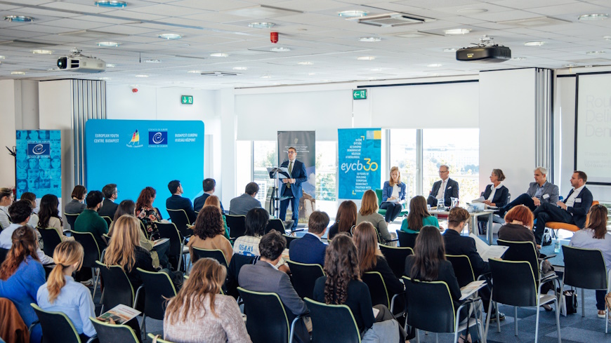 Une table ronde sur la démocratie délibérative se tient au Centre européen de la jeunesse de Budapest