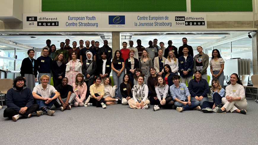 Les jeunes au Forum Mondial de la Démocratie 2025 :  Raviver la démocratie - les voix des jeunes au cœur du changement