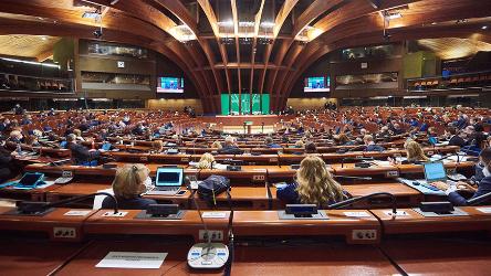 Le Congrès tient des débats sur la démocratie territoriale en Espagne et aux Pays-Bas, ainsi que sur la migration, les plateformes collaboratives de location de logements et les projets des jeunes délégués