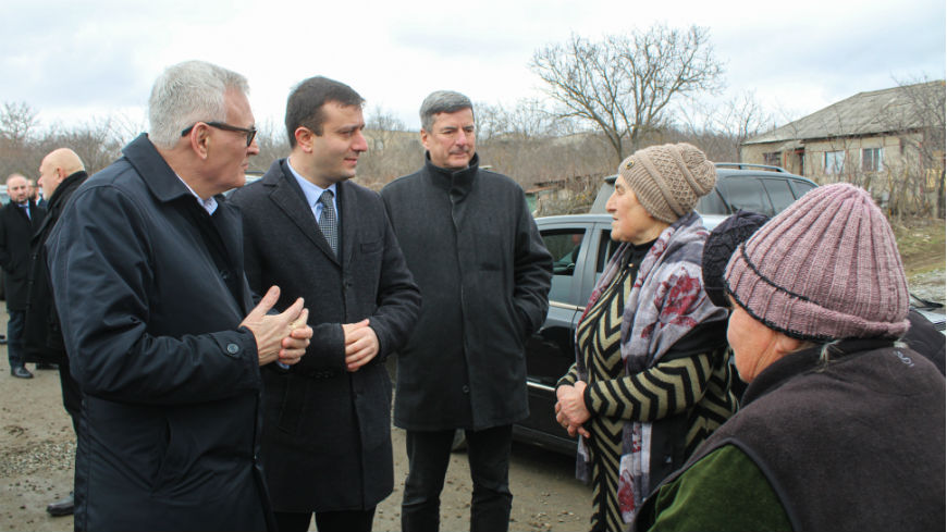 From left to right: Congress President Anders Knape, the Governor of Shida Kartli, Giorgi Khojevanishvili, and Congress Secretary General Andreas Kiefer exchange with locals during a field visit of the Shida Kartli region