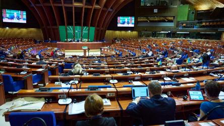 43e session, jour 2 : Droits de l'homme et environnement ; démocratie locale en Serbie, Albanie, Suède et République tchèque ; identités et finances régionales ; Charte urbaine III