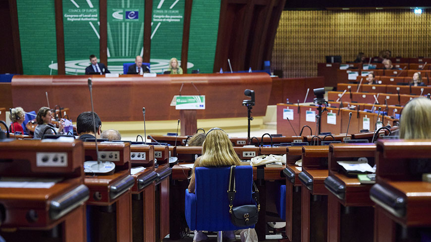 Premier jour de la session : Ukraine, discours de haine, villes et régions intelligentes, femmes et enfants réfugiés, et démocratie locale au Danemark