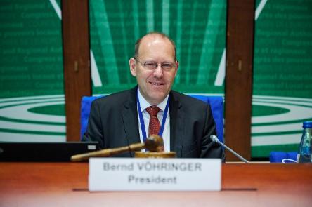 "Les autorités locales sont des acteurs de première ligne dans l'accueil des réfugiés et doivent avoir un siège à la table lors de l'élaboration des politiques de migration et d'asile", déclare Bernd Vöhringer