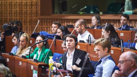 Rajeunir la politique : les projets réalisés par les délégués jeunes salués par les membres du Congrès