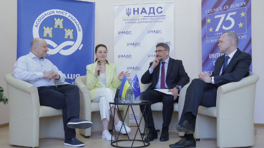 Présentation du premier manuel sur la nouvelle loi sur le service public local en Ukraine