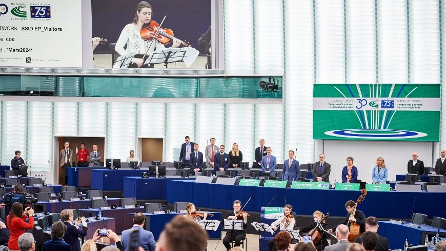 Young Ukrainian musicians play at the opening of the 46th Congress session