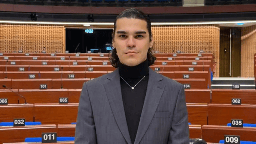 Enes Hocaoğulları, délégué jeune du Congrès et défenseur des droits humains, à la 48e session du Congrès