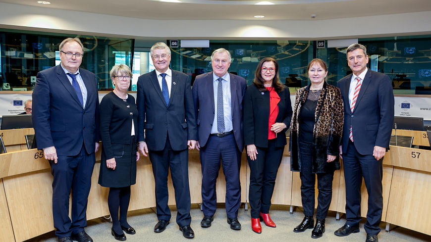 From left to right: Jiří Buriánek, Secretary-General of the CoR, Barbara DUDEN, Chair of CIVEX commission, Markku MARKKULA, First Vice-President of the CoR, Karl-Heinz LAMBERTZ, President of of the CoR, Gudrun MOSLER-TÖRNSTRÖM, Congress President, Gunn Marit HELGESEN, President of the Congress Chamber of Regions and Andreas Kiefer, Congress Secretary General