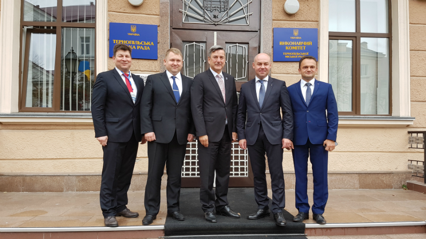 « Seules des municipalités fortes peuvent construire une Ukraine forte » – Dialogue des maires avec le Premier ministre, le gouvernement et les parlementaires à Ternopil