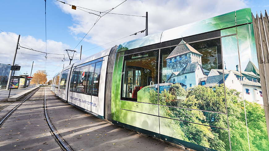 Présidence du Liechtenstein : le drapeau du pays hissé au centre-ville de Strasbourg et un tram inauguré aux couleurs nationales