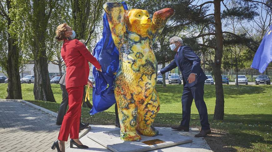 Торжественное открытие скульптуры берлинского мишки в немецком саду Европейского молодежного центра