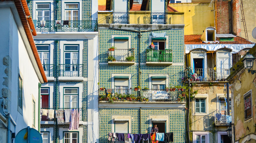 Mouraria district, Lisbon © Pavel Arzhakov / Shutterstock.com