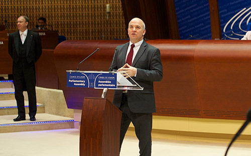 Nils Mui  žnieks s'adresse à l'Assemblée Parlementaire du Conseil de l'Europe, Strasbourg