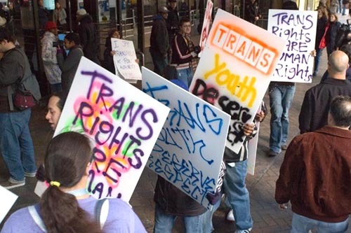 La loi doit clairement protéger les personnes transgenres contre la haine et la discrimination