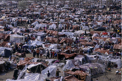 Photo : Des réfugiés du Kosovo s'installent de façon spontanée dans un camp improvisé à la frontière entre l' « ex-République yougoslave de Macédoine » et le Kosovo, près de Blace. / Arrivée / UNHCR / H.J. Davies/ avril 1999