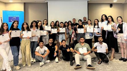 Les étudiants azerbaïdjanais abordent l'éducation aux médias numériques et à la désinformation