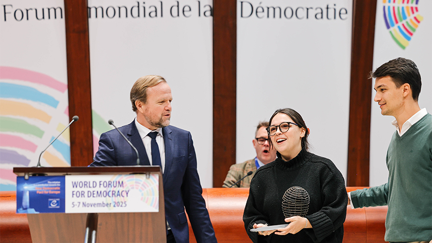 The Deputy Secretary General awards the prize to MyPolis
