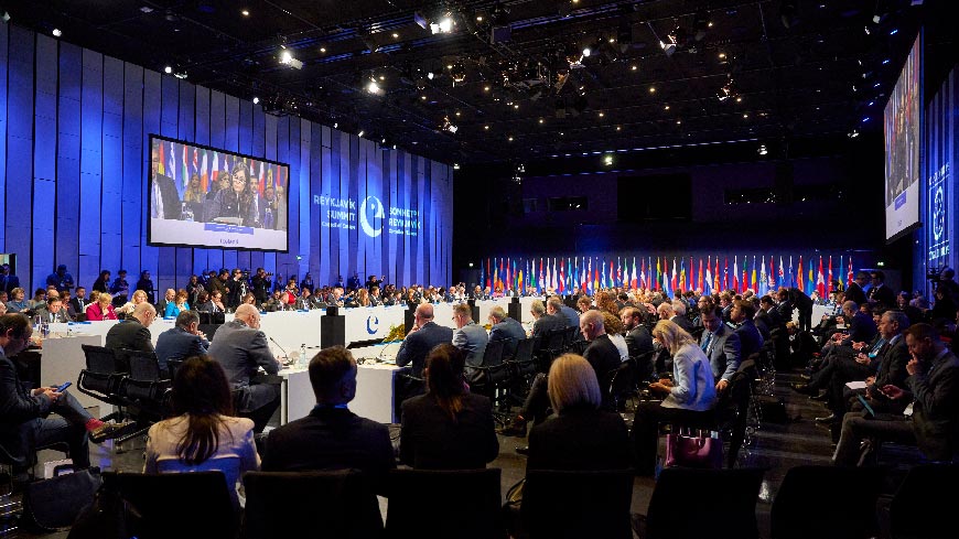 Les chefs d’État et de gouvernement conviennent de renforcer le Conseil de l’Europe, de faire en sorte que les responsables de la guerre d’agression menée par la Russie contre l’Ukraine rendent compte de leurs actes et d’apporter un soutien aux victimes