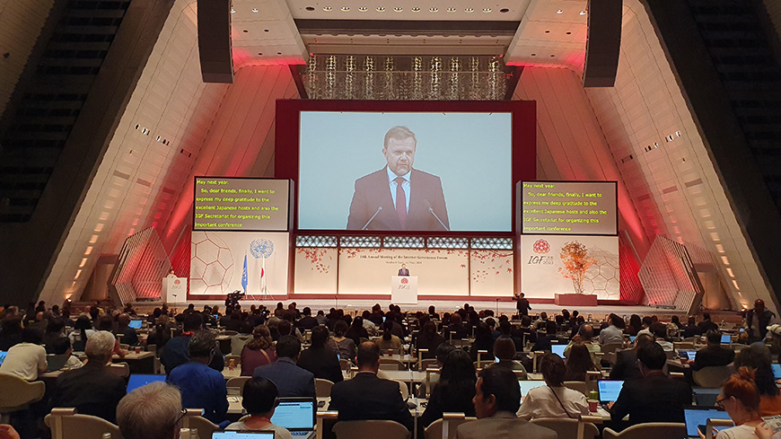 Stellvertretender Generalsekretär auf dem IGF: „Es gilt die Vorteile der KI zu nutzen, ohne unsere Werte zu opfern”