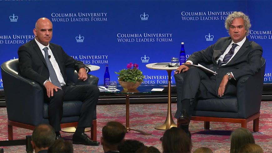 Le secrétaire général Alain Berset avec le modérateur Alex Cooley à l'université Columbia