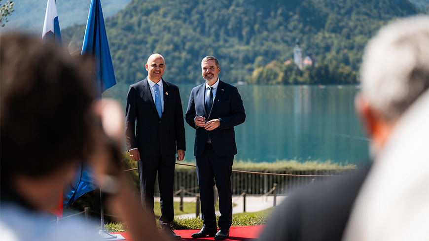 Secretary General Berset is welcomed to the Bled Strategic Forum by Tone Kajzer, Minister of Foreign and European Affairs of Slovenia | ©BSF26 Marko Arandjelovic