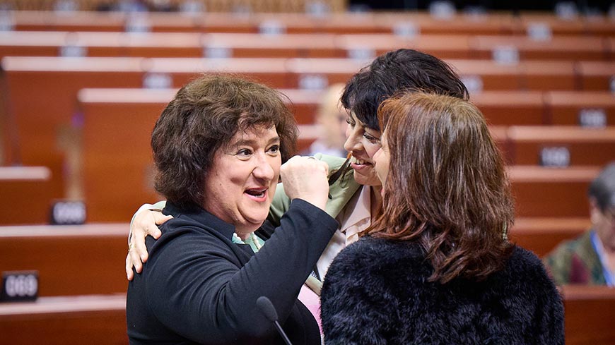 Zita Gurmai (à gauche), de Hongrie, salue la ministre espagnole de l’Égalité Ana Redondo (au centre) et la parlementaire espagnole Luz Martínez Seijo, avant le débat sur le consentement sexuel